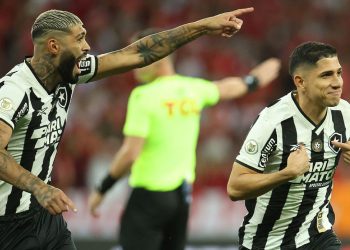 Botafogo vence Inter no Beira-Rio e fica a um empate de ser campeão brasileiro após 29 anos