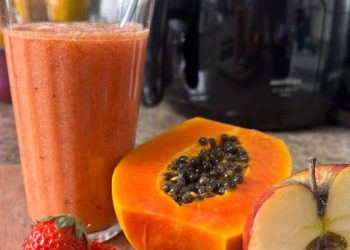 Suco de mamão, maçã, morango e açafrão