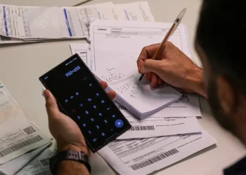 Especialista indica como cuidar de finanças em cenário de juros altos