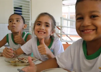 Comida fresquinha, nutritiva e sem desperdício: escolas adotam novo modelo de gestão da merenda