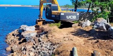 Obra emergencial tenta conter avanço do mar em Barra Nova Norte, em São Mateus