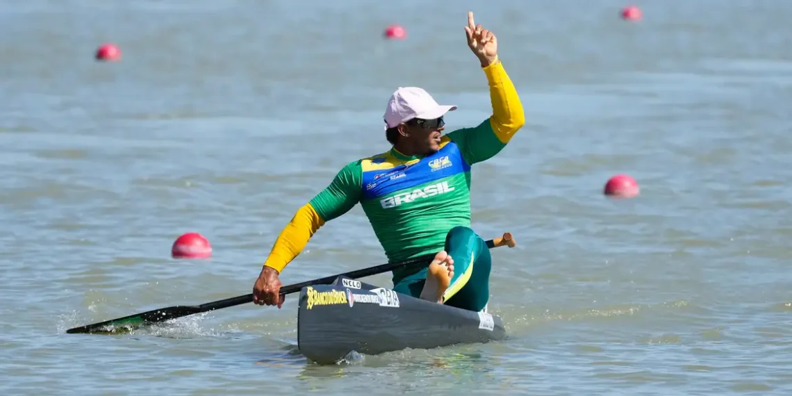 Isaquias Queiroz garante ouro na Copa do Mundo de canoagem velocidade