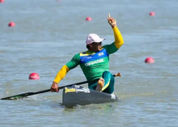Isaquias Queiroz garante ouro na Copa do Mundo de canoagem velocidade