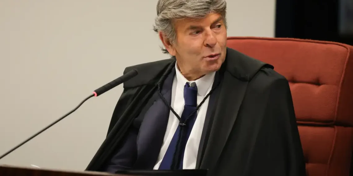 Fux absolve Bolsonaro e condena Braga Netto e Cid pela trama golpista
