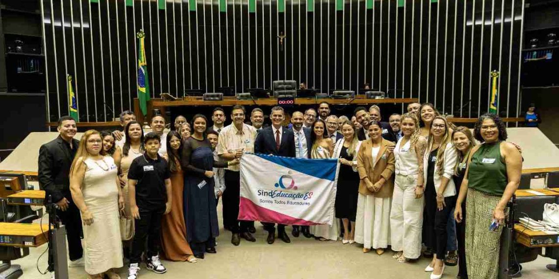 Gilson Daniel homenageia profissionais da Educação do Espírito Santo