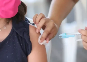 Casos associados à Covid-19 e influenza A voltam a crescer no país, aponta Fiocruz
