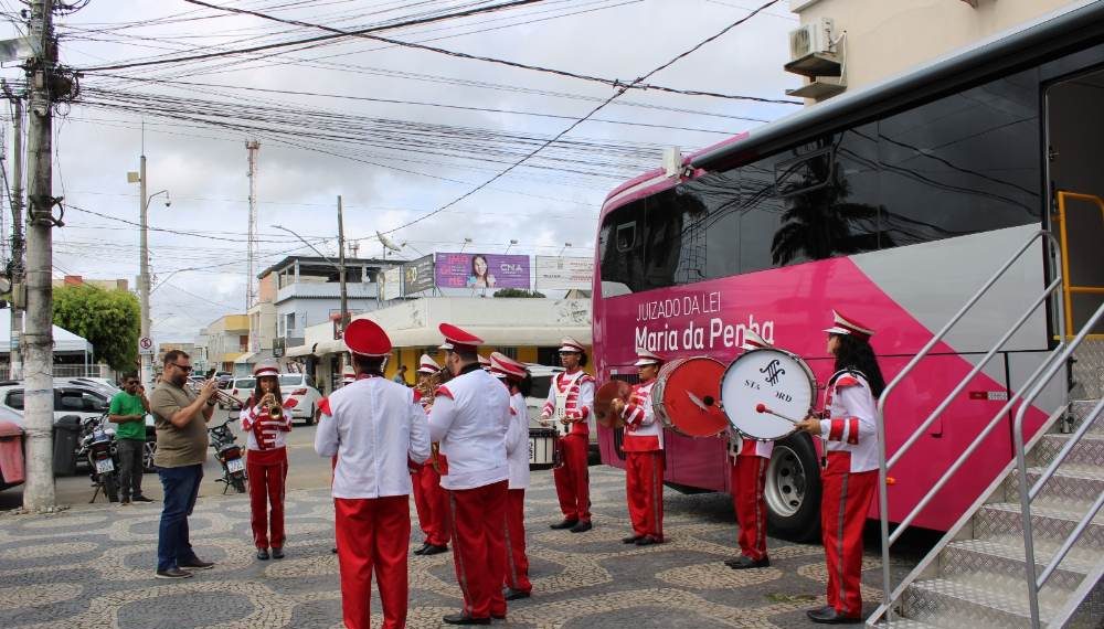 Ônibus Rosa leva atendimento e conscientização a mulheres de Jaguaré