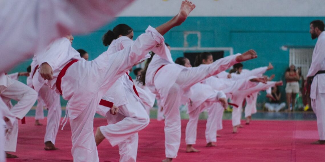 Alunos de karate realizam exame de faixa em Jaguaré