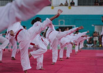 Alunos de karate realizam exame de faixa em Jaguaré