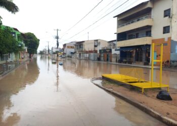 Guriri registra mais de 80 mm de chuva e segue em alerta para temporais neste fim de semana