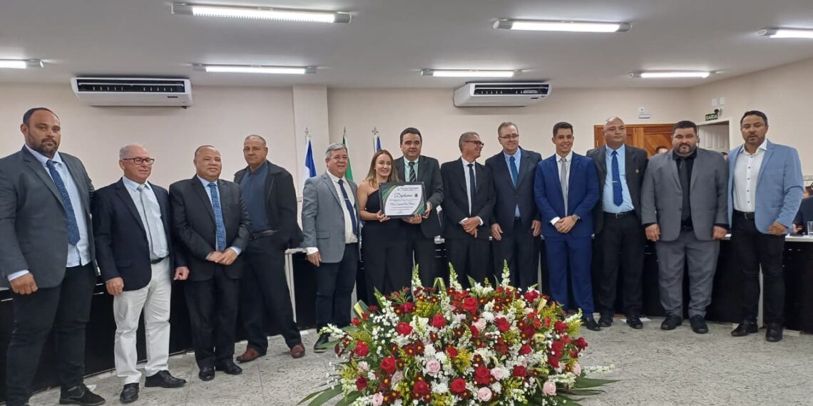 Emanuela Pedroso recebe título de cidadã proposto por todos os vereadores de Barra de São Francisco