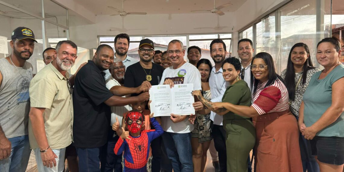 Natal de Conquistas: Prefeito Marcus Batista assina ordens de serviço para REURB no Eldorado e reforma de UBS no Pedra D’água
