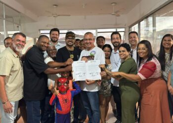 Natal de Conquistas: Prefeito Marcus Batista assina ordens de serviço para REURB no Eldorado e reforma de UBS no Pedra D’água