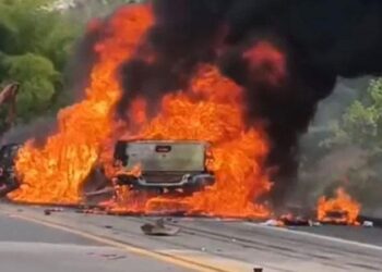 Colisão entre carro e caminhão deixa dez mortos na BR-101, na divisa da Bahia com oES