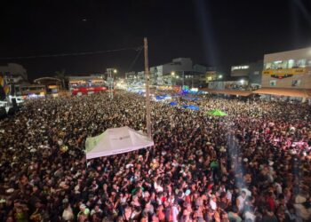 O Gigante arrasta multidão: mais 160 mil vozes cantam com Léo Santana na ilha de Guriri