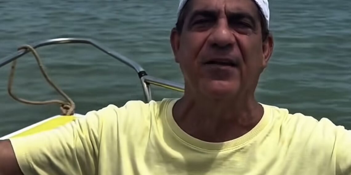 Durval Lelys divulga nova música do Carnaval vestindo camisa de Guriri, presente do prefeito de São Mateus