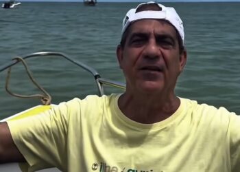 Durval Lelys divulga nova música do Carnaval vestindo camisa de Guriri, presente do prefeito de São Mateus