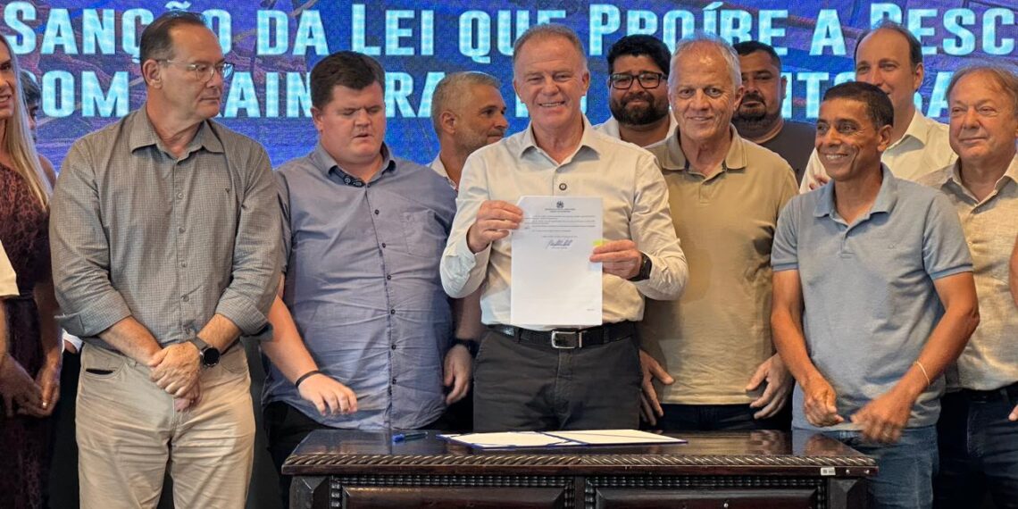 Governo sanciona lei que proíbe pesca industrial em águas costeiras do ES para proteger pesca artesanal