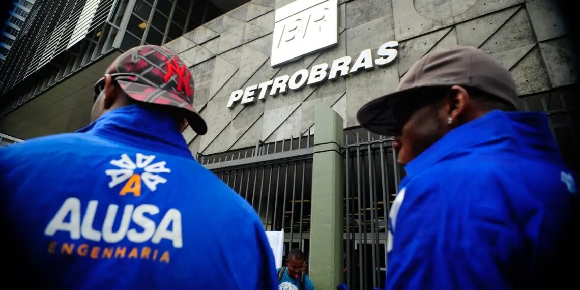 Petrobras reduz preço da gasolina em 5,2% a partir desta terça