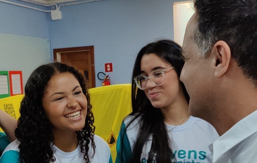 Uniformes escolares gratuitos serão entregues a 200 mil alunos a partir da volta às aulas