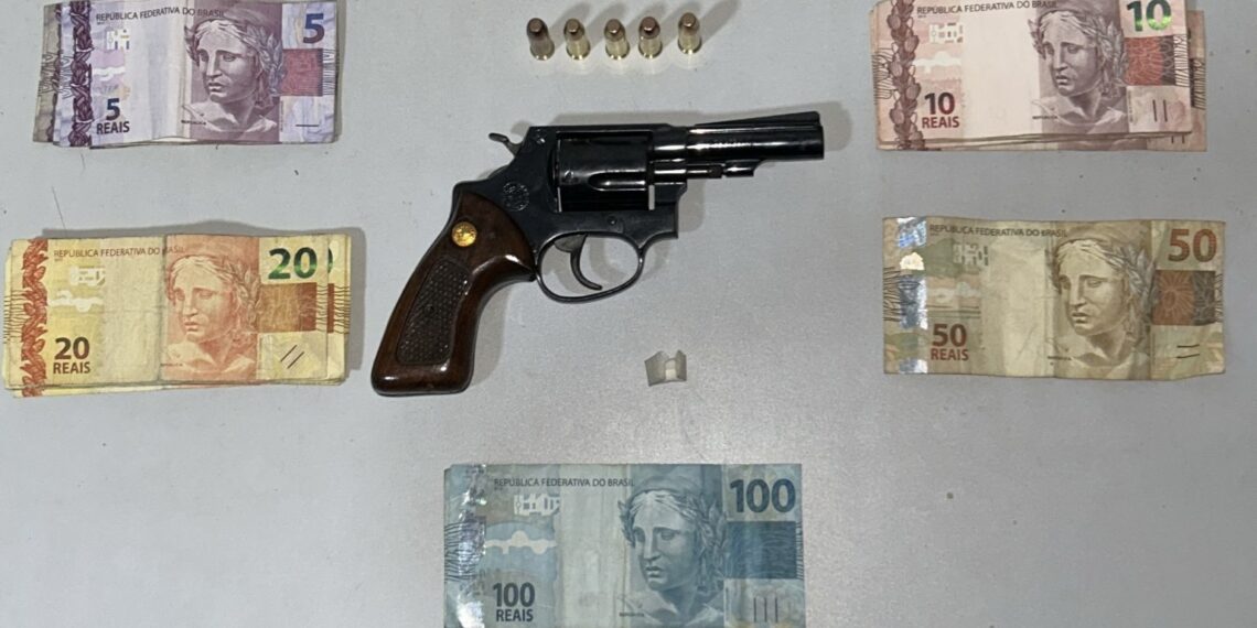 PM apreende arma de fogo e haxixe em abordagem a veículo no litoral de São Mateus