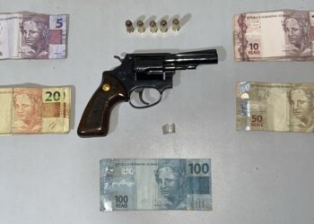 PM apreende arma de fogo e haxixe em abordagem a veículo no litoral de São Mateus