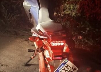 PRF recupera moto roubada em Linhares após condutor colidir com viatura durante fuga