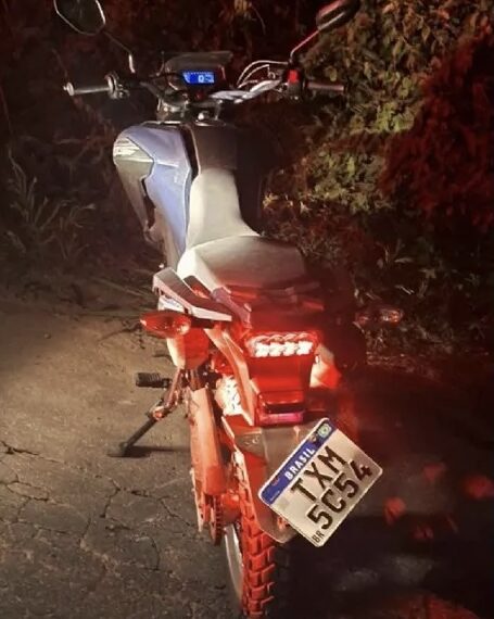 PRF recupera moto roubada em Linhares após condutor colidir com viatura durante fuga