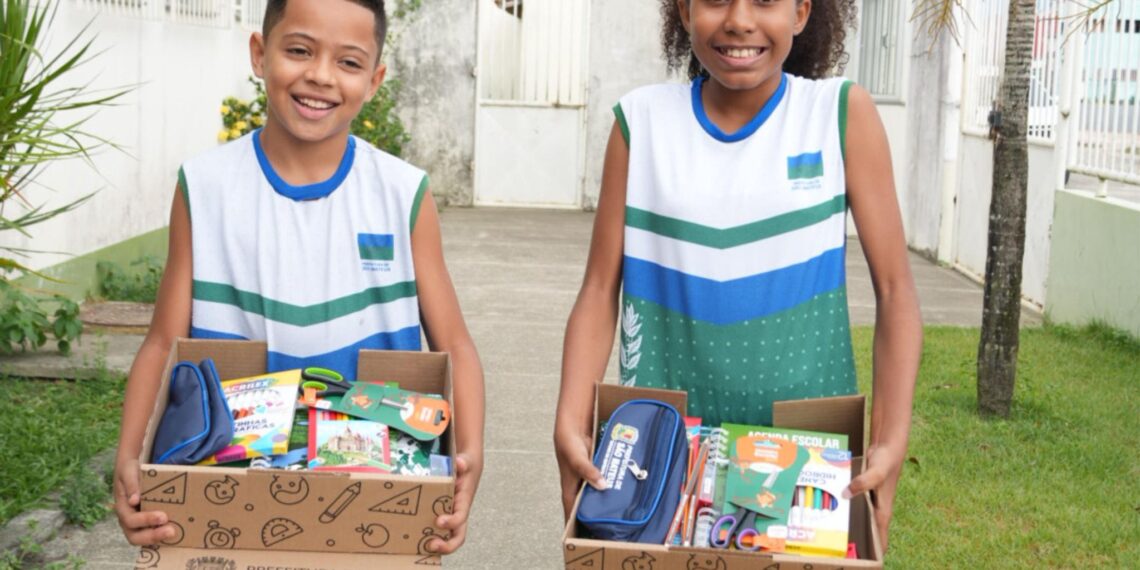 VOLTA ÀS AULAS: Prefeitura de São Mateus inicia entrega de kits escolares e novos uniformes 2026