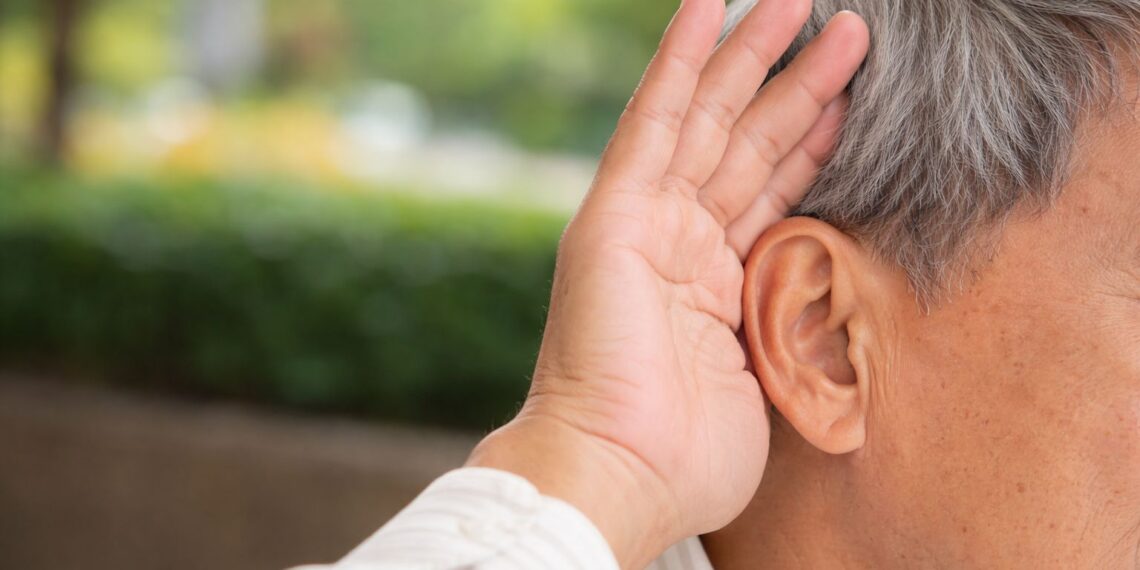 Governo do ES entrega mais de 2,8 mil aparelhos auditivos em 2025, 70% para idosos