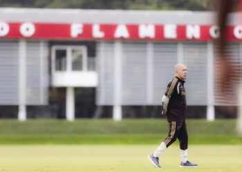 Elenco do Flamengo critica diretoria e se distancia de Boto; Jardim terá que equilibrar relação conturbada