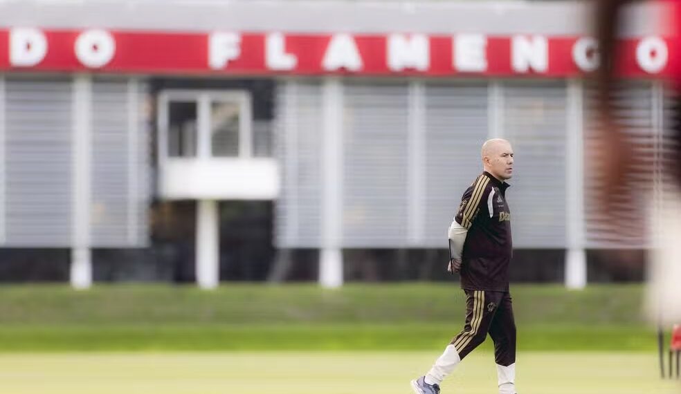 Elenco do Flamengo critica diretoria e se distancia de Boto; Jardim terá que equilibrar relação conturbada