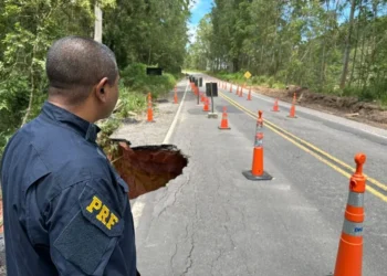 Chuva abre cratera às margens da BR-262 em Brejetuba; PRF monitora trecho