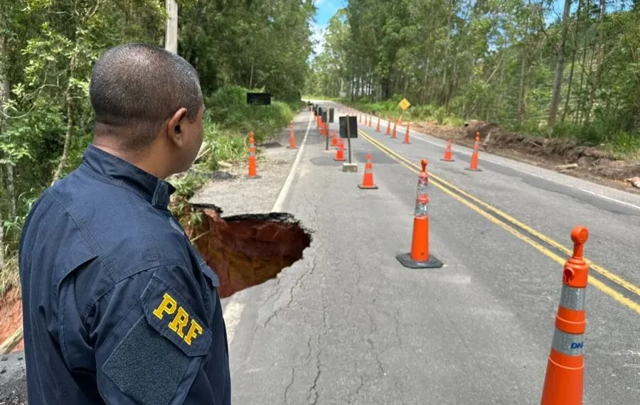 Chuva abre cratera às margens da BR-262 em Brejetuba; PRF monitora trecho