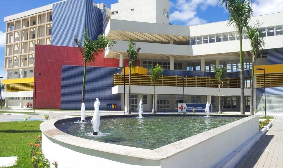Após 65 dias na UTI Neonatal, gêmeos recebem alta e mãe sai de joelhos em agradecimento no Hospital Jayme Santos Neves