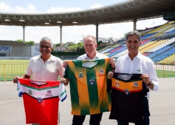 Casagrande e Ferraço participam da entrega de uniformes da Copa Sesport no Kleber Andrade