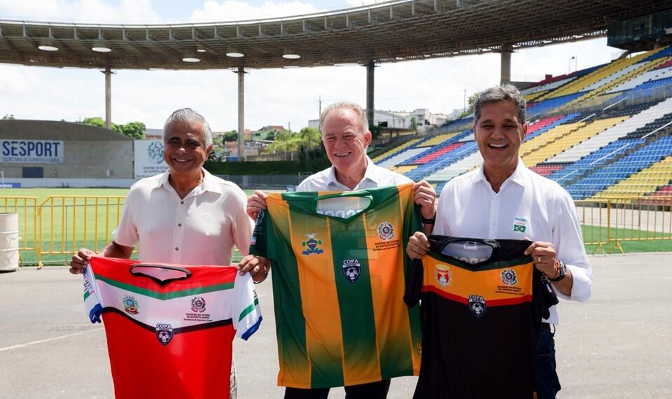 Casagrande e Ferraço participam da entrega de uniformes da Copa Sesport no Kleber Andrade
