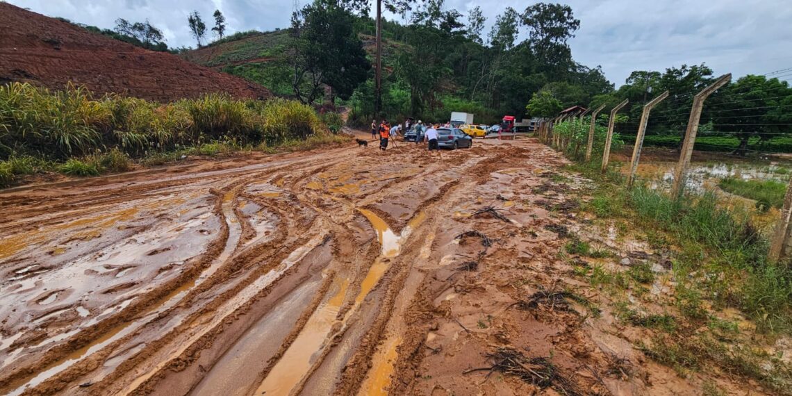 Lama na pista bloqueia trecho entre São Gabriel da Palha e Nova Venécia após fortes chuvas