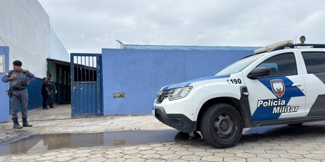 Criminosos invadem escola em São Mateus, furtam 16 computadores e destroem fiação elétrica