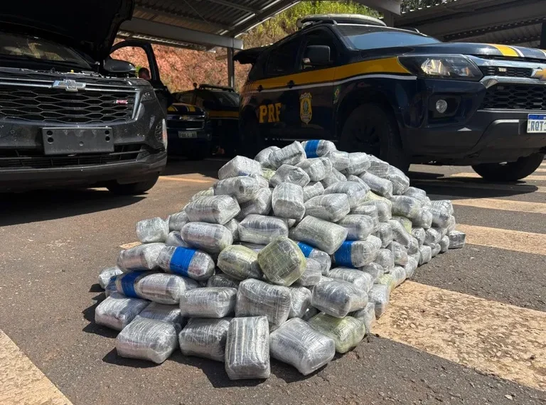 PRF apreende 159 kg de haxixe em abordagem na BR-101, na Serra