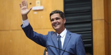 Ferraço é empossado governador do Espírito Santo e destaca confiança e diálogo em discurso