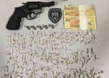 PM apreende 270 pedras de crack, revólver e dinheiro em operação contra tráfico em Conceição da Barra