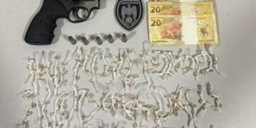 PM apreende 270 pedras de crack, revólver e dinheiro em operação contra tráfico em Conceição da Barra
