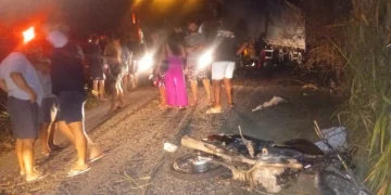 Motociclista e passageiro ficam gravemente feridos após serem atingidos por carreta na ES 375