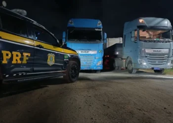 PRF apreende caminhão clonado em João Neiva após flagrar dois veículos com mesma placa na BR-101