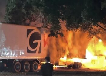 Carreta pega fogo em posto de combustíveis às margens da BR-101 em Linhares