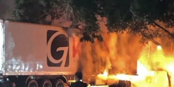 Carreta pega fogo em posto de combustíveis às margens da BR-101 em Linhares