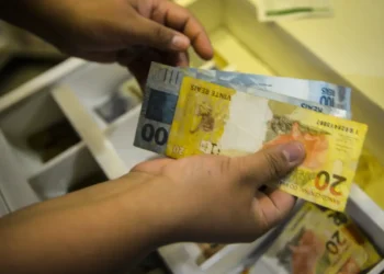 Governo propõe salário mínimo de R$ 1.717 para 2027 com alta nominal de 5,92%