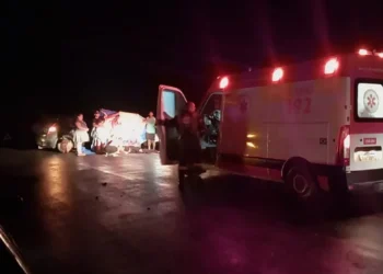 Colisão entre carro e moto na ES-010, em Linhares, deixa três feridos