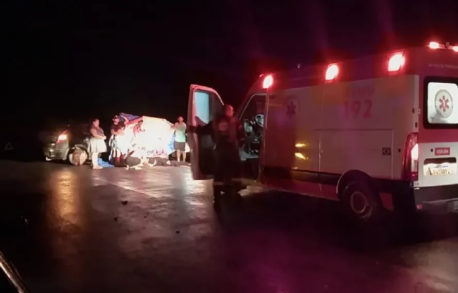 Colisão entre carro e moto na ES-010, em Linhares, deixa três feridos